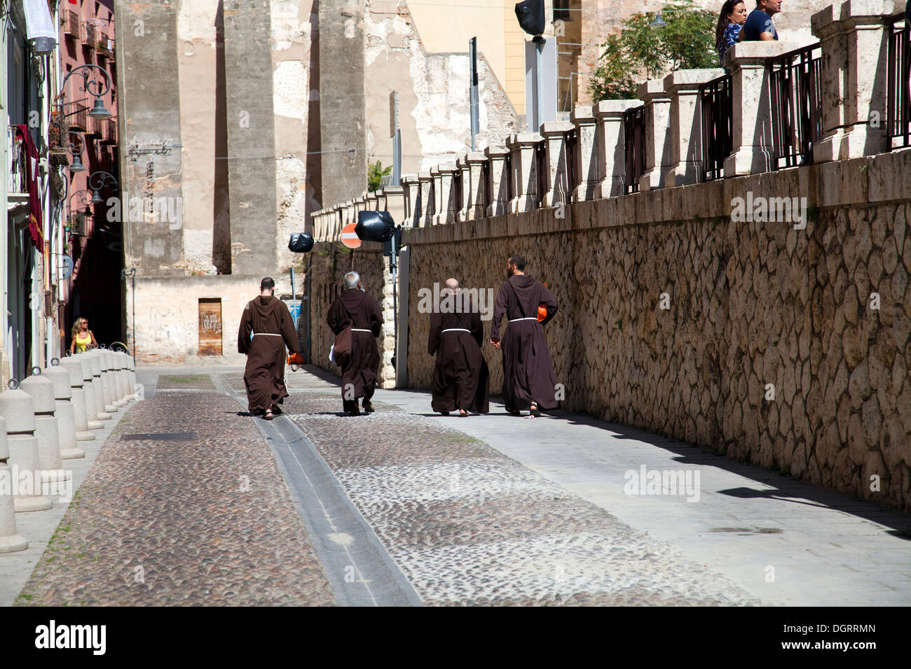 I monaci a piedi nel quartiere di Castello in Sardegna Foto Stock