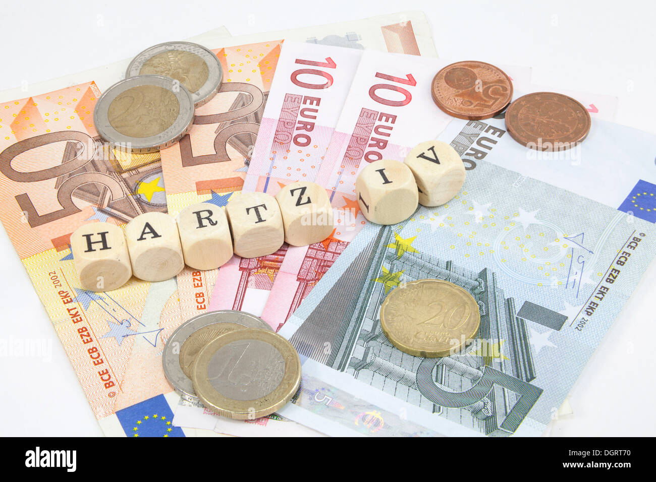 Lettera di cubi formanti la parola 'Hartz IV", Tedesco il sostegno al reddito sovvenzione, le banconote in euro, immagini simboliche per Hartz IV PAGAMENTI Foto Stock