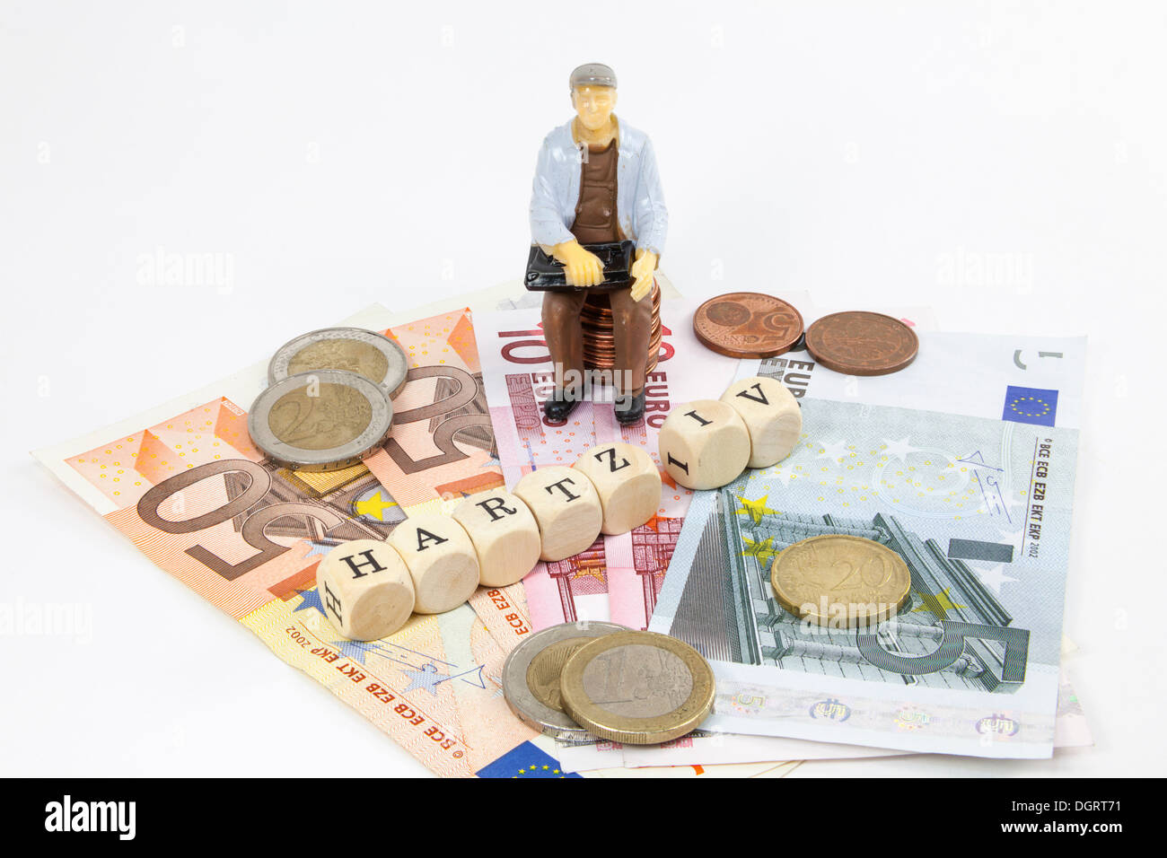 Figura in miniatura di un lavoratore, le banconote in euro, lettera cubi formanti la parola 'Hartz IV' tedesco il sostegno al reddito sovvenzione, simbolico Foto Stock
