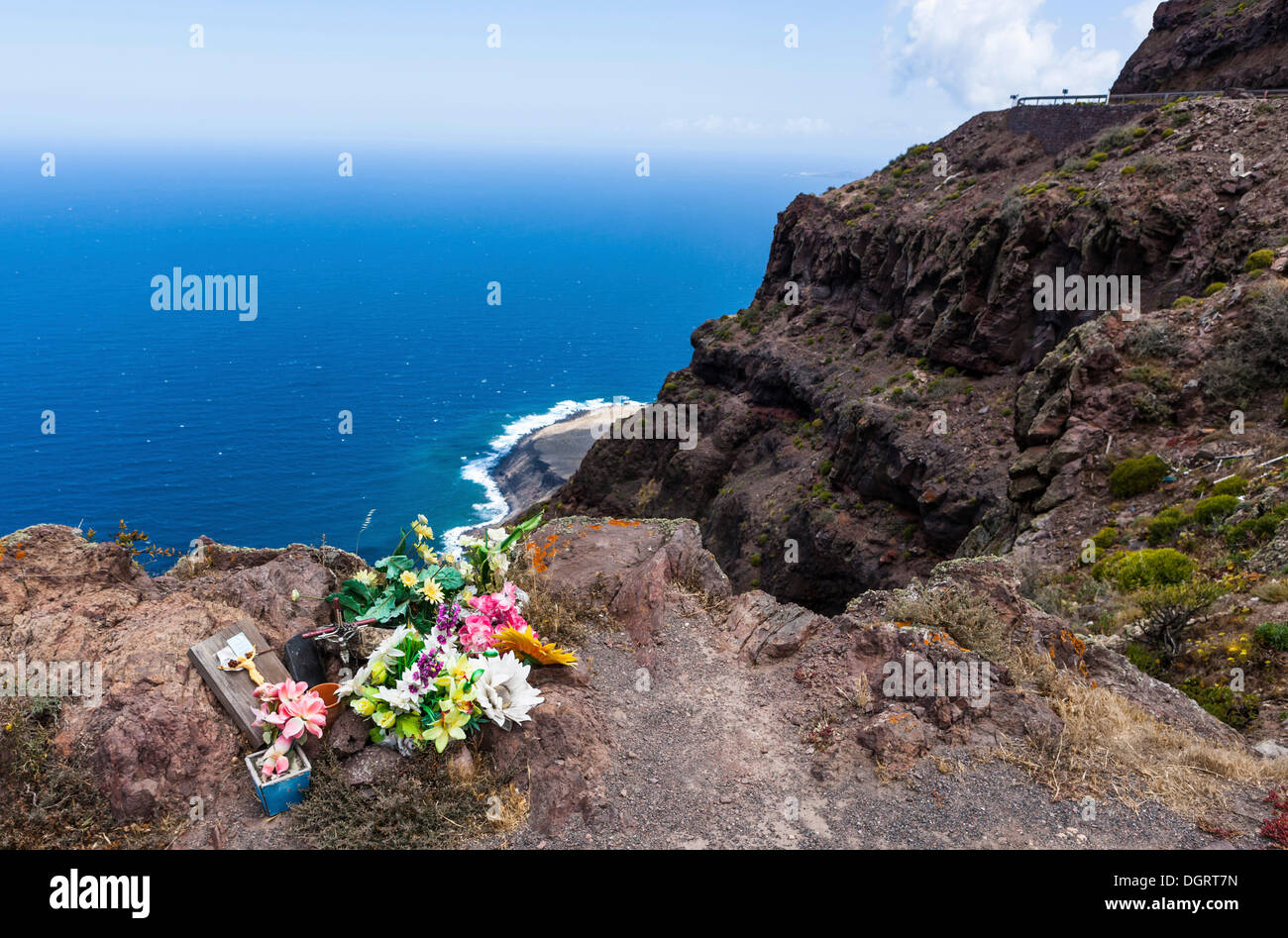 Una croce in memoria di una persona che si gettò le scogliere vicino a Casas de Tirma de San Nicolás, Artenara regione, Gran Canaria Foto Stock