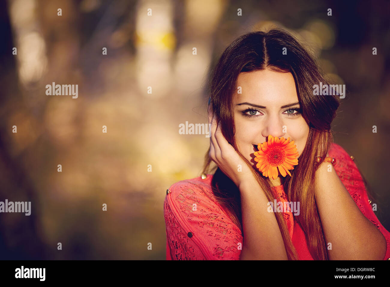 Ragazza con un fiore in bocca Foto Stock