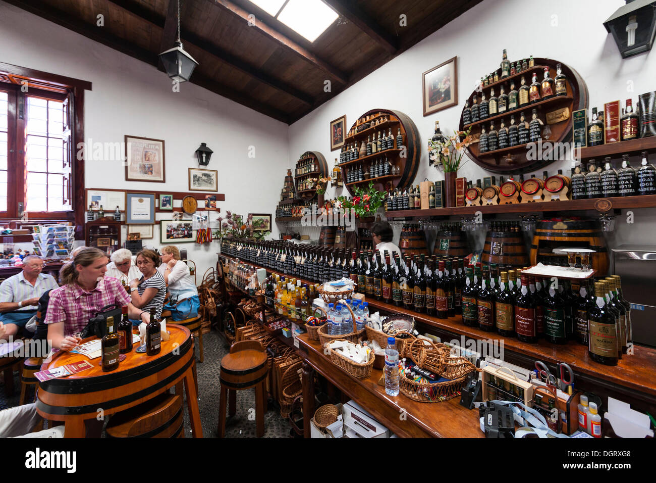 Bodega a Funchal, vino di Madera e sherry, Santa Luzia, Funchal, Madeira, Portogallo Foto Stock