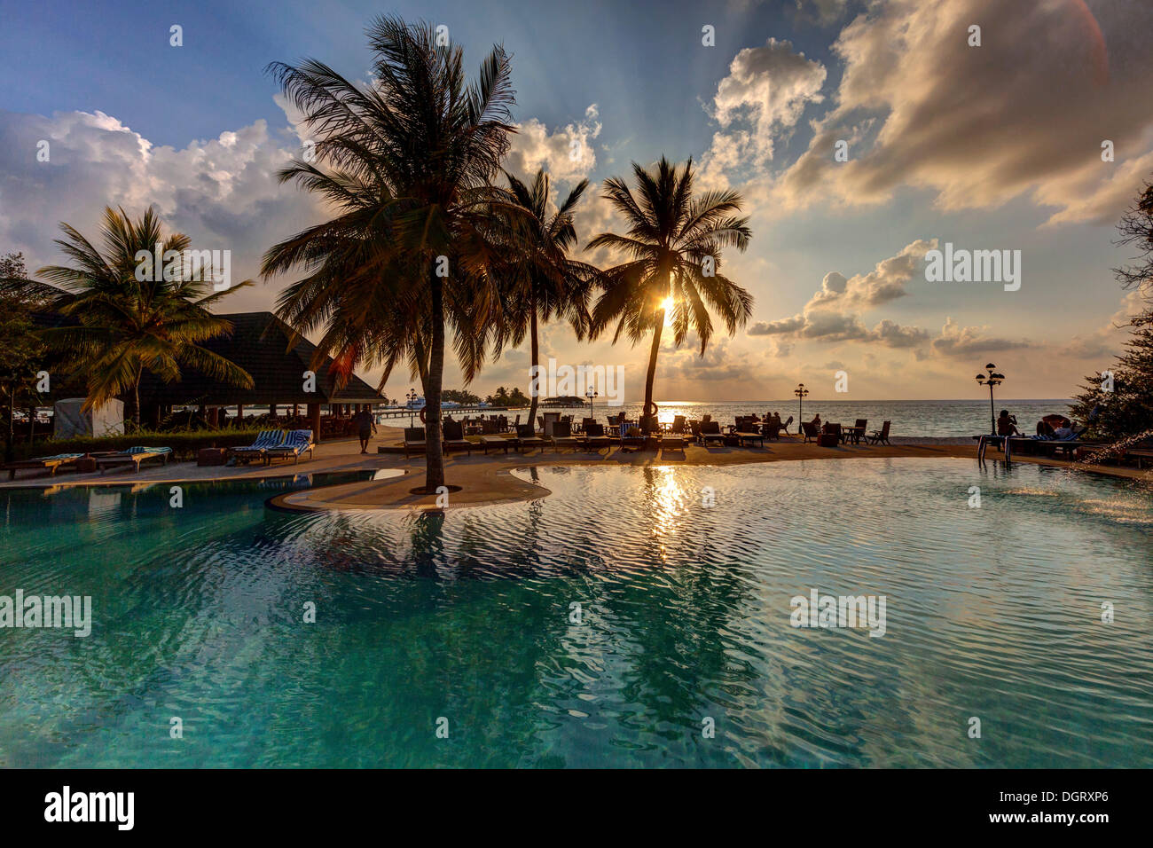 La zona della piscina di Paradise Island, Oceano Indiano, Lankanfinolhu, North Malè Atoll, Maldive Foto Stock