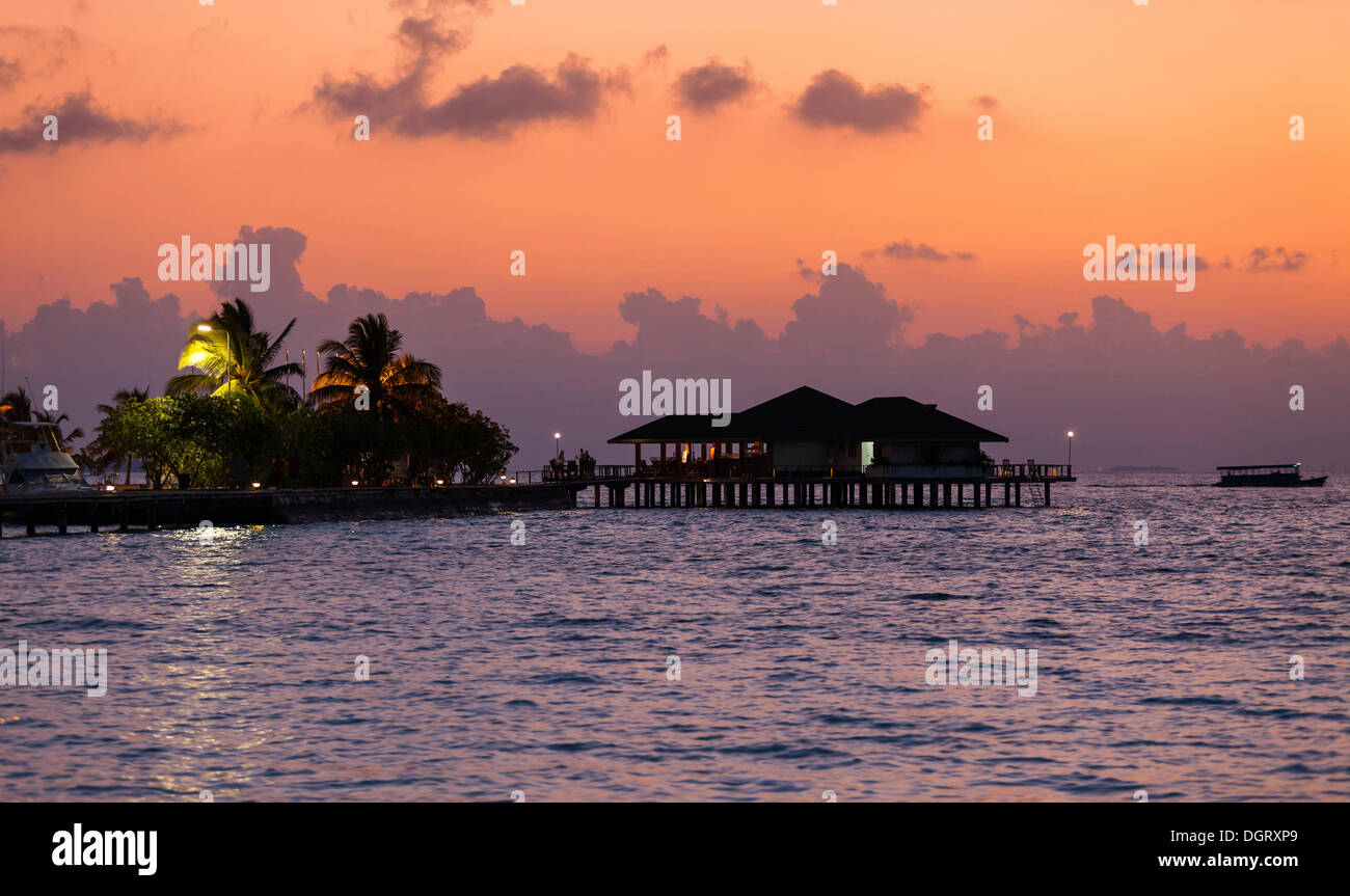 Ristorante di Paradise Island al tramonto, Oceano Indiano, Lankanfinolhu, North Malè Atoll, Maldive Foto Stock