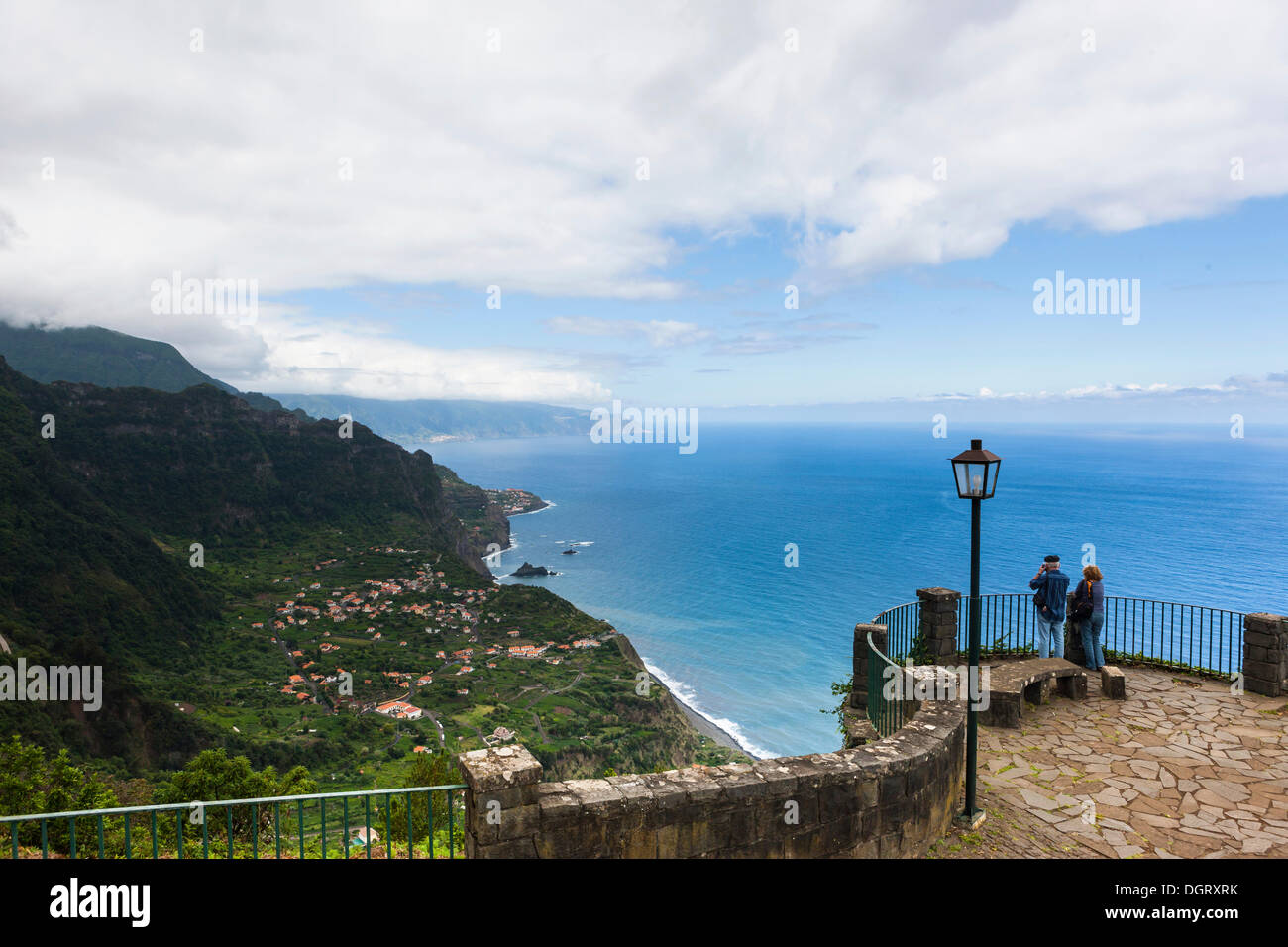 Le scogliere a Arco de São Jorge, Ribeira Funda, Arco s Jorge, Ilha da Madeira, Portogallo Foto Stock