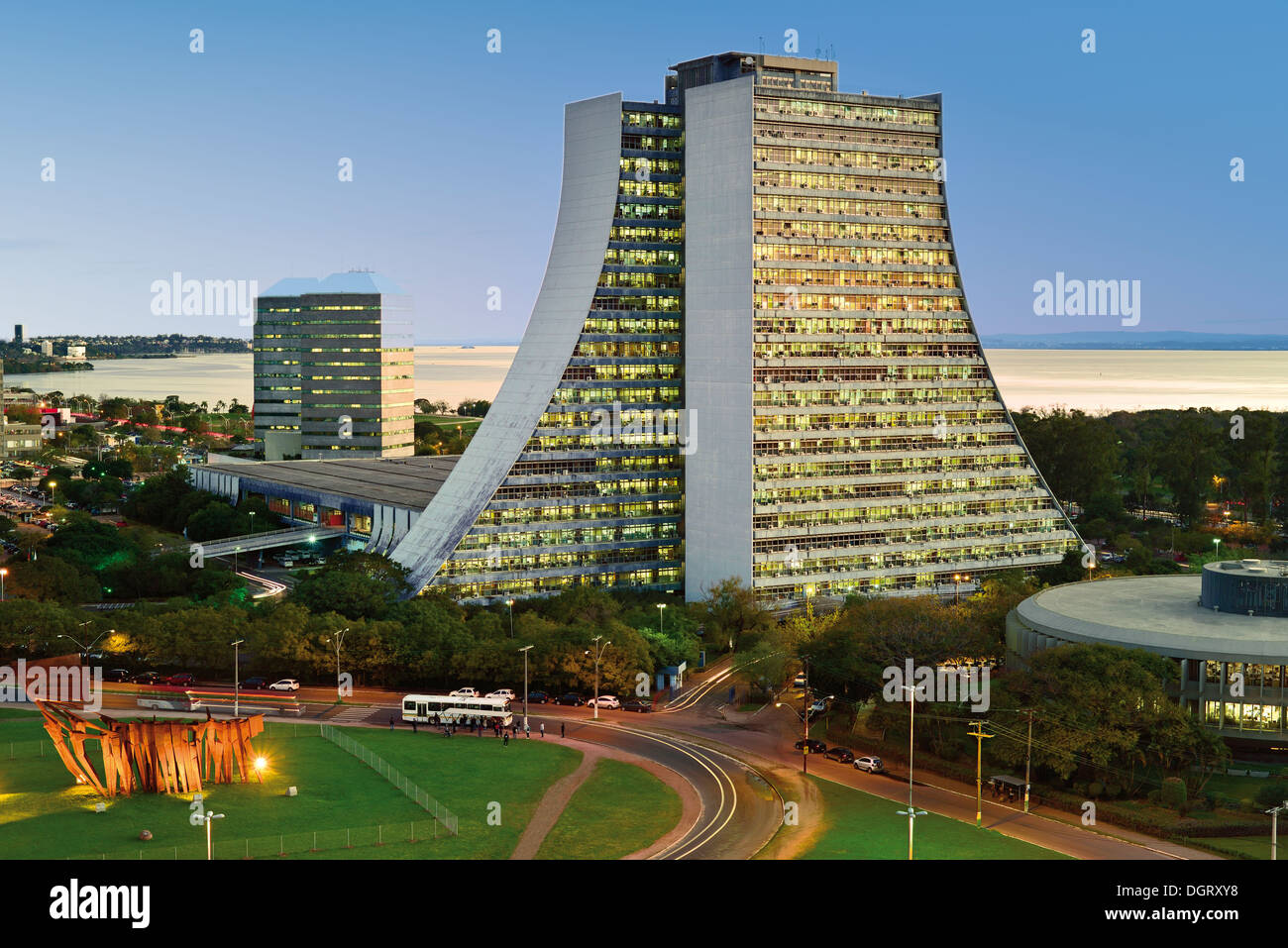 Il Brasile, Rio Grande do Sul: Edificio del Centro di amministrazione di Rio Grande do Sul in Porto Alegre di notte Foto Stock