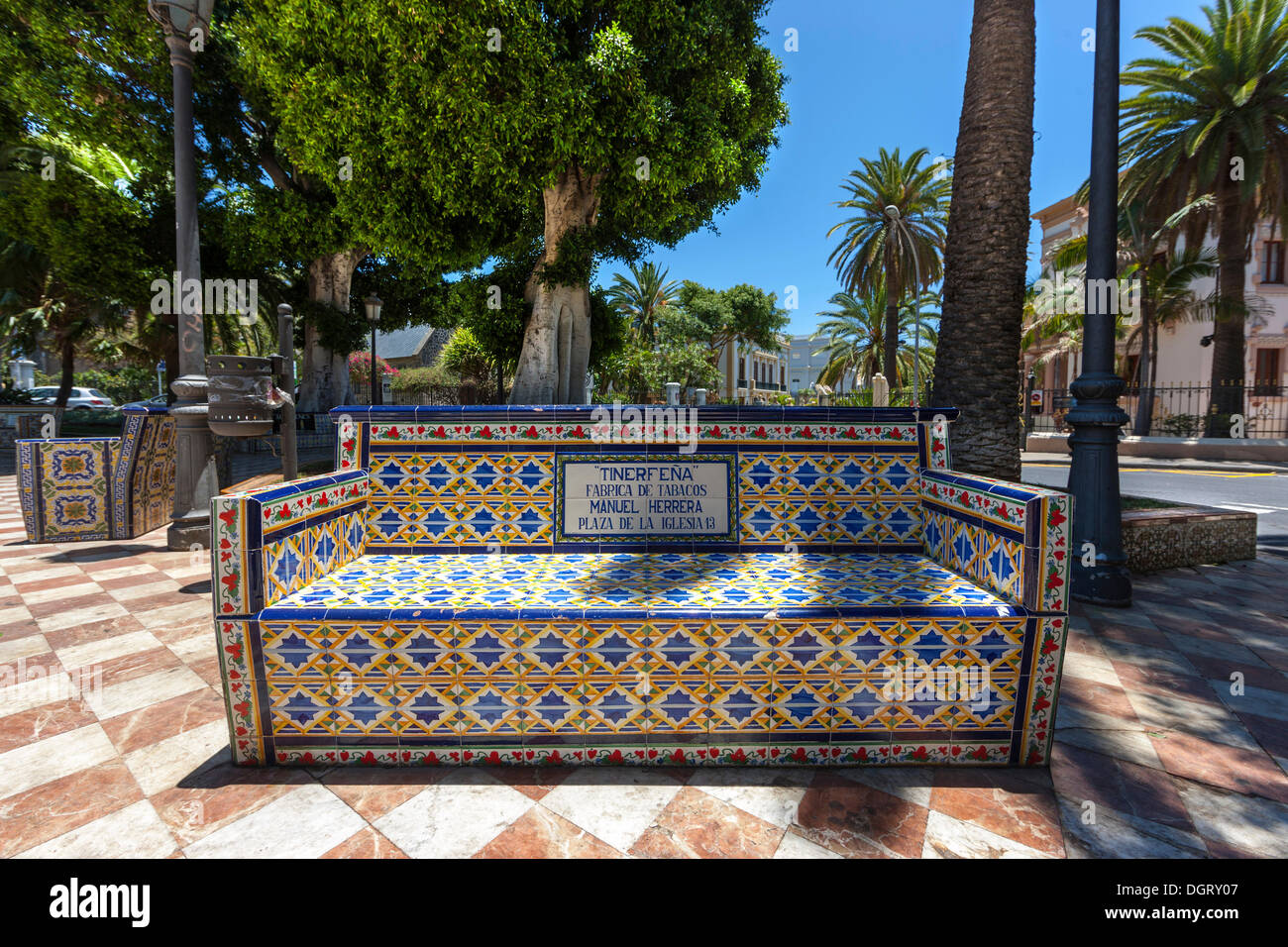 Banco di Azulejos 'Tinerfeña' in Plaza 25 de Julio, comunemente noto come Plaza de los Patos o piazza d'anatra, Teneriffa Foto Stock