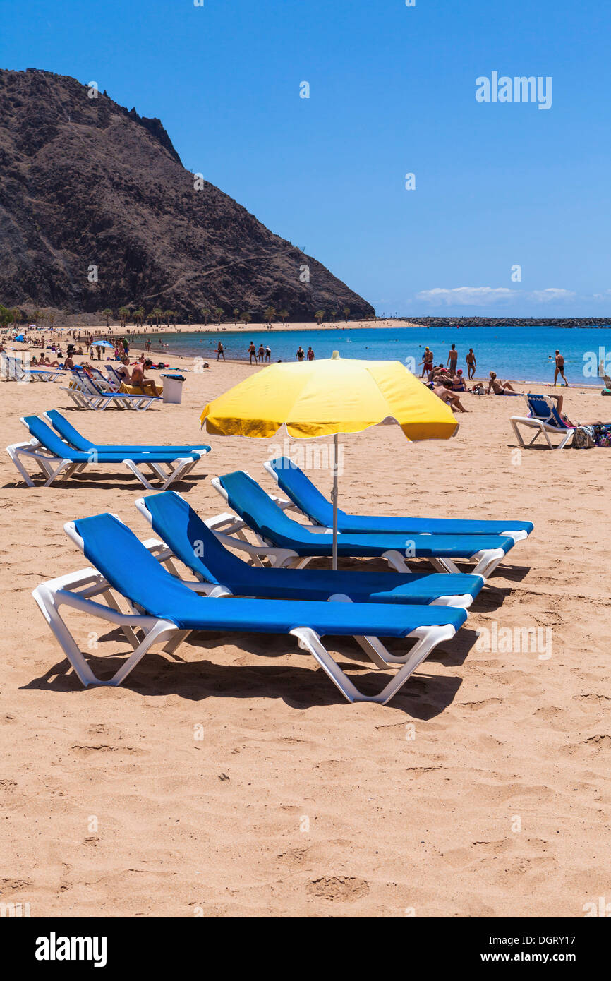 Lettini ed un ombrellone sulla spiaggia di sabbia di Playa de Las  Teresitas, San Andrés, La Montañita, Tenerife, Isole Canarie, Spagna Foto  stock - Alamy