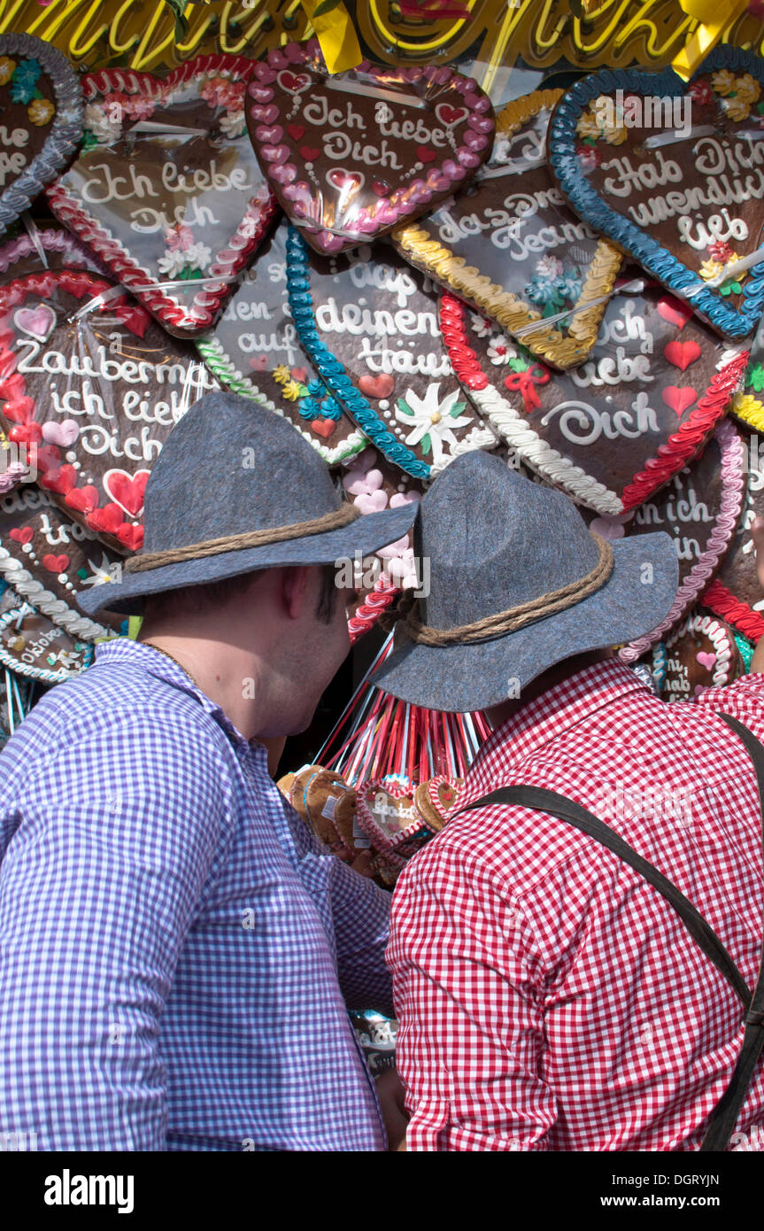 Gli uomini di acquistare un Oktoberfest cuore di zenzero, Oktoberfest Monaco di Baviera Foto Stock