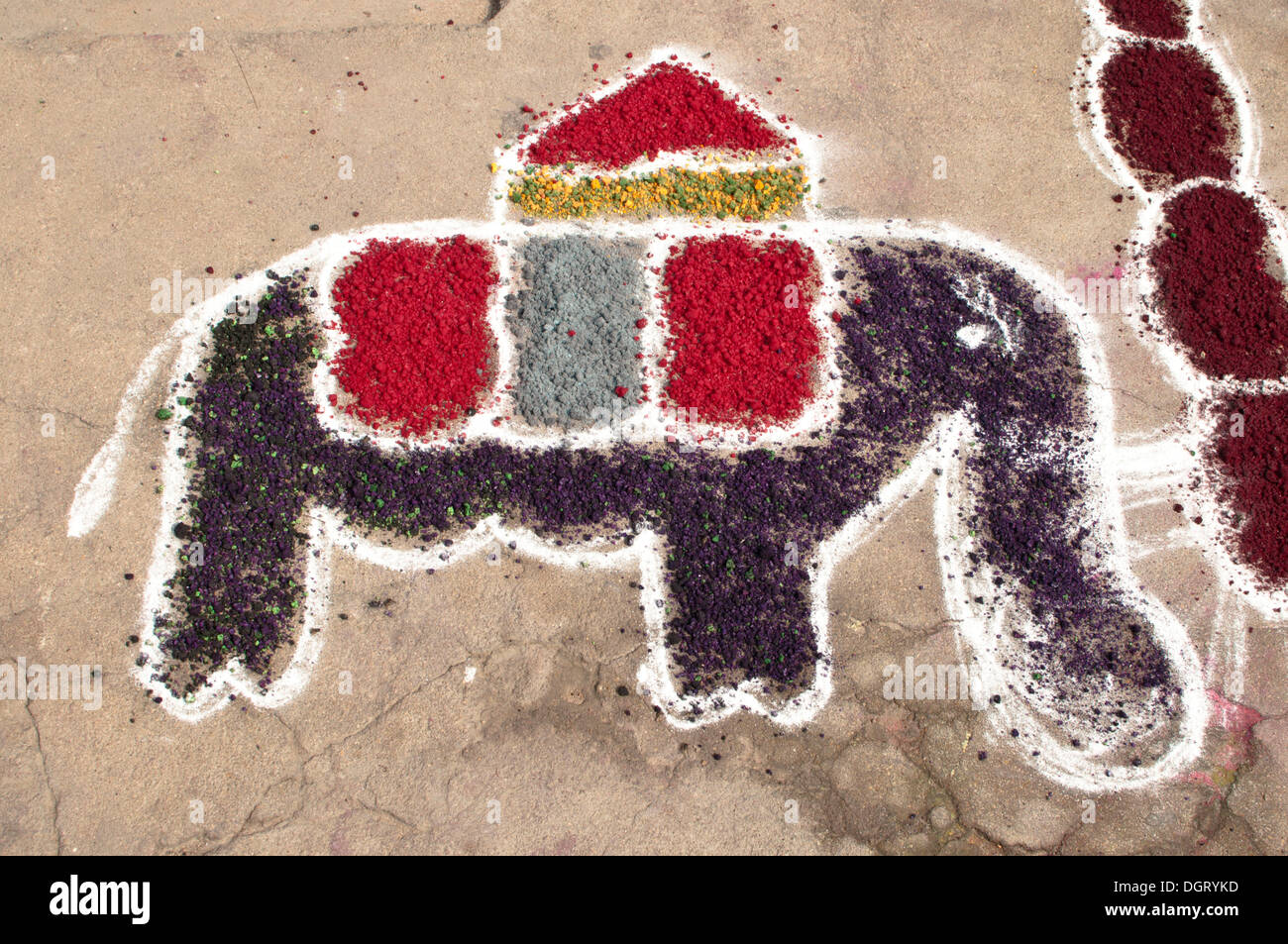 Elephant, tipica Pittura con la sabbia di fronte a una casa durante il Pongal harvest festival, Mamallapuram, Mahabalipuram, süd indien Foto Stock