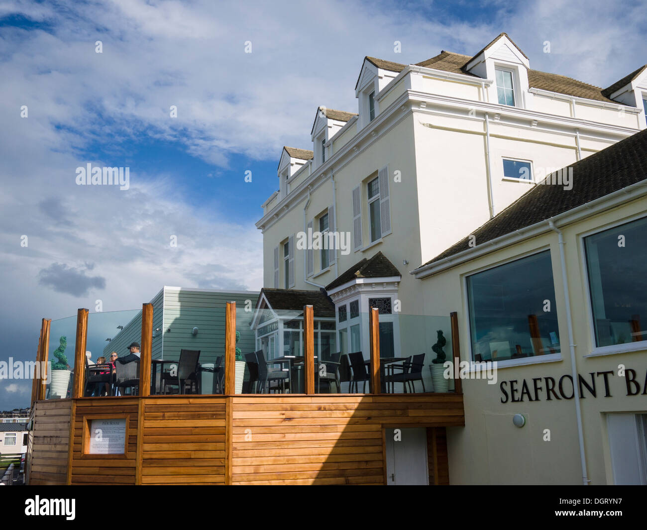 La terrazza per il sole al Molo casa in Condino, Devon, Inghilterra. Foto Stock