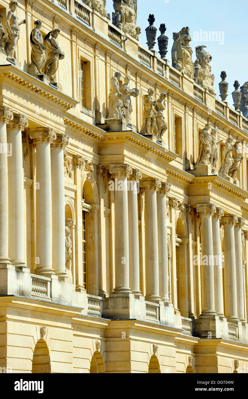 Statue e colonne presso il Palazzo di Versailles, Versailles, Ile-de-France, Francia Foto Stock
