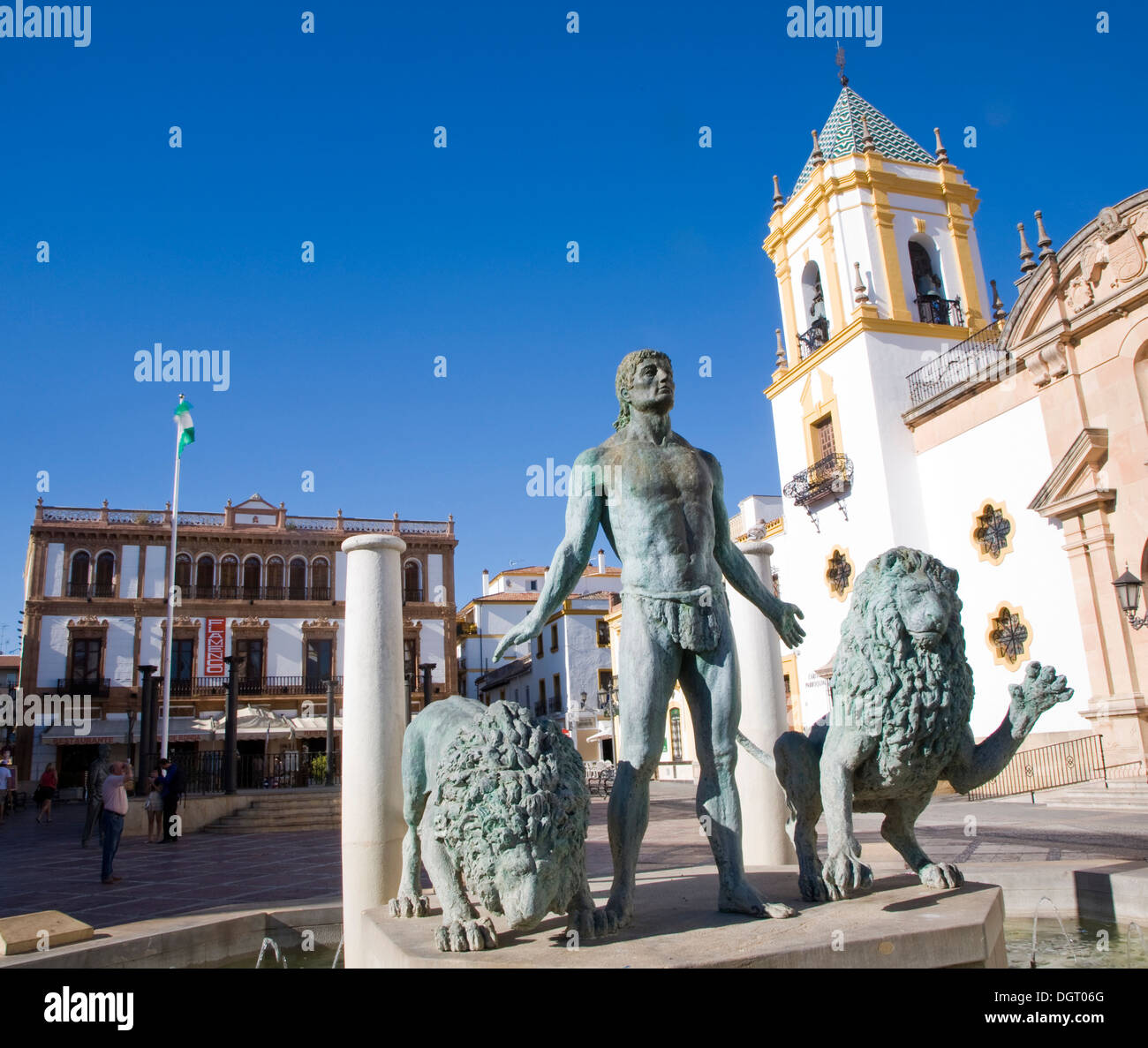 La chiesa e la scultura Plaza del Socorro Ronda Spagna Foto Stock