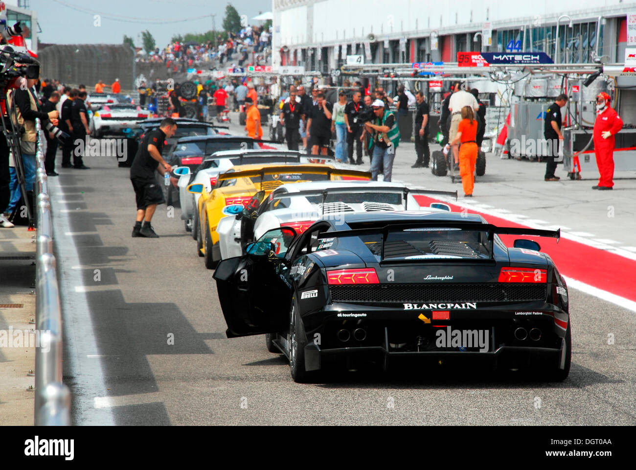 Avviare la griglia in pit lane del Trofeo Lamborghini racing serie ad Adria Raceway, Italia, Europa Foto Stock