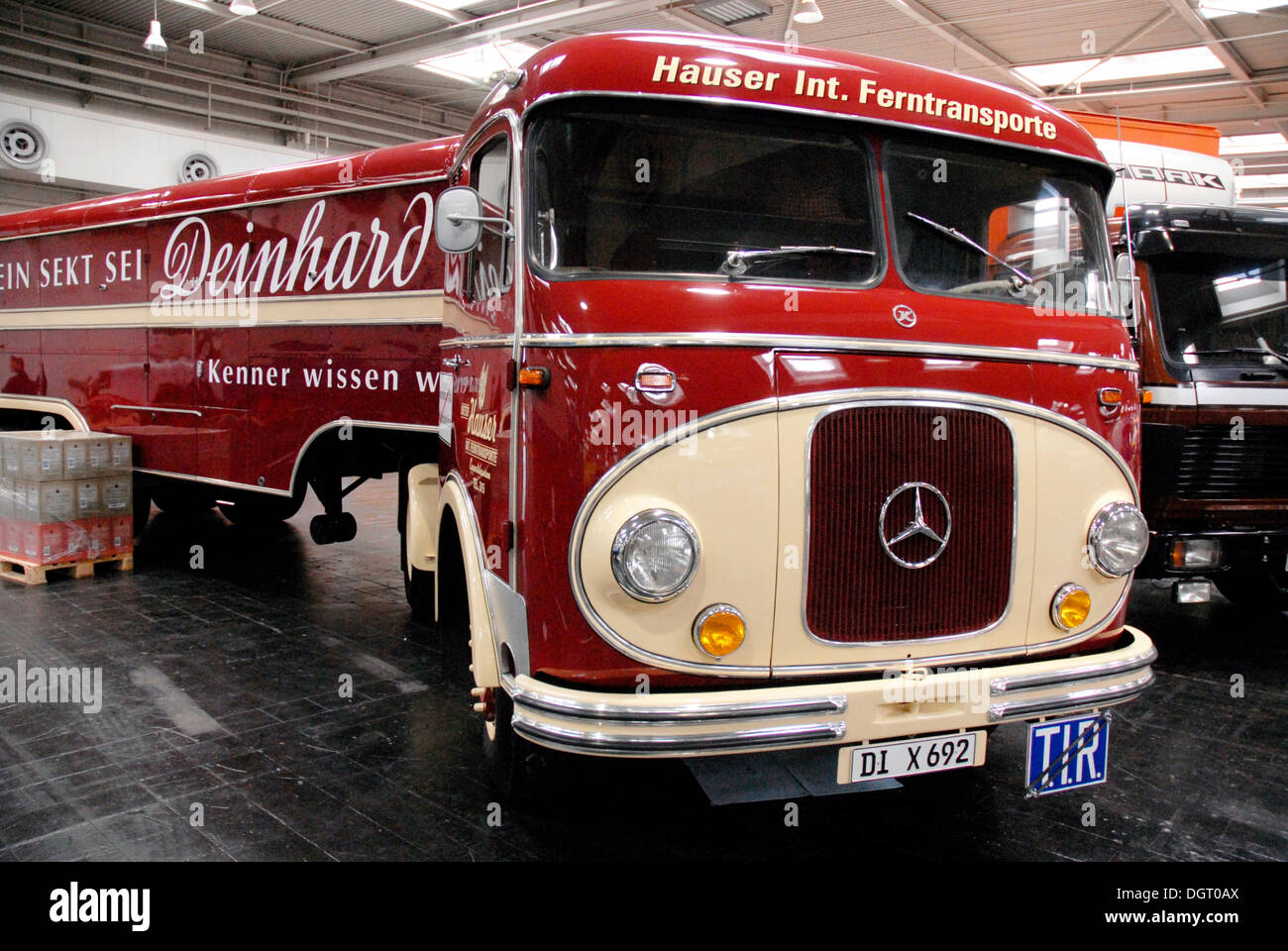 Mercedes Benz Oldtimer camion con rimorchio Deinhard, Nutzfahrzeug IAA veicolo commerciale mostra di Hannover, Bassa Sassonia Foto Stock