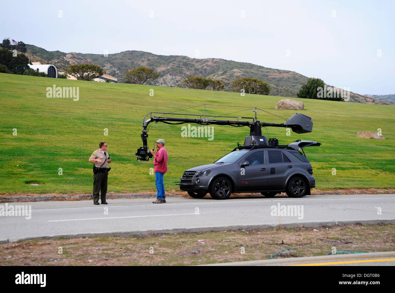 Una Mercedes ML con fuori fotocamera film scene di guida, dipendente di una troupe cinematografica e una polizia degli Stati Uniti vicino a Malibu, California, Stati Uniti d'America Foto Stock