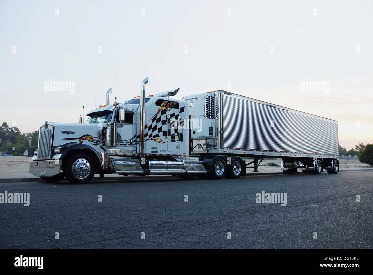 Kenworth autocarro con rimorchio refrigerato nel sud della California, Stati Uniti d'America Foto Stock