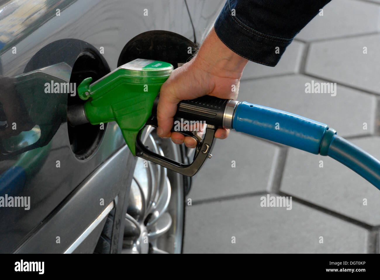 Il rifornimento di carburante in una stazione di benzina Foto Stock
