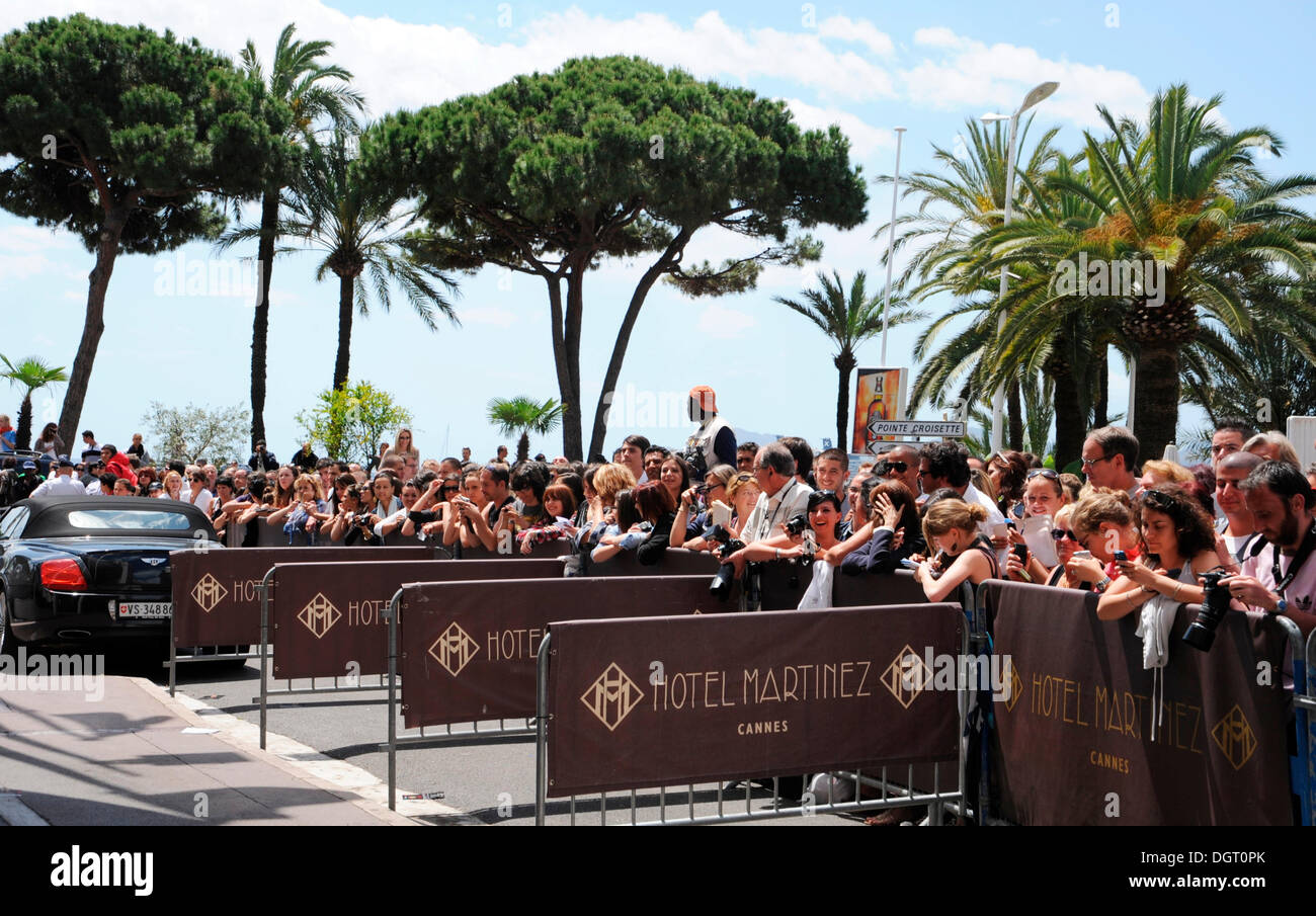 I cacciatori di autografi di fronte all'Hotel Martinez, Festival Internazionale del Cinema di Cannes, Côte d'Azur, in Francia, in Europa Foto Stock
