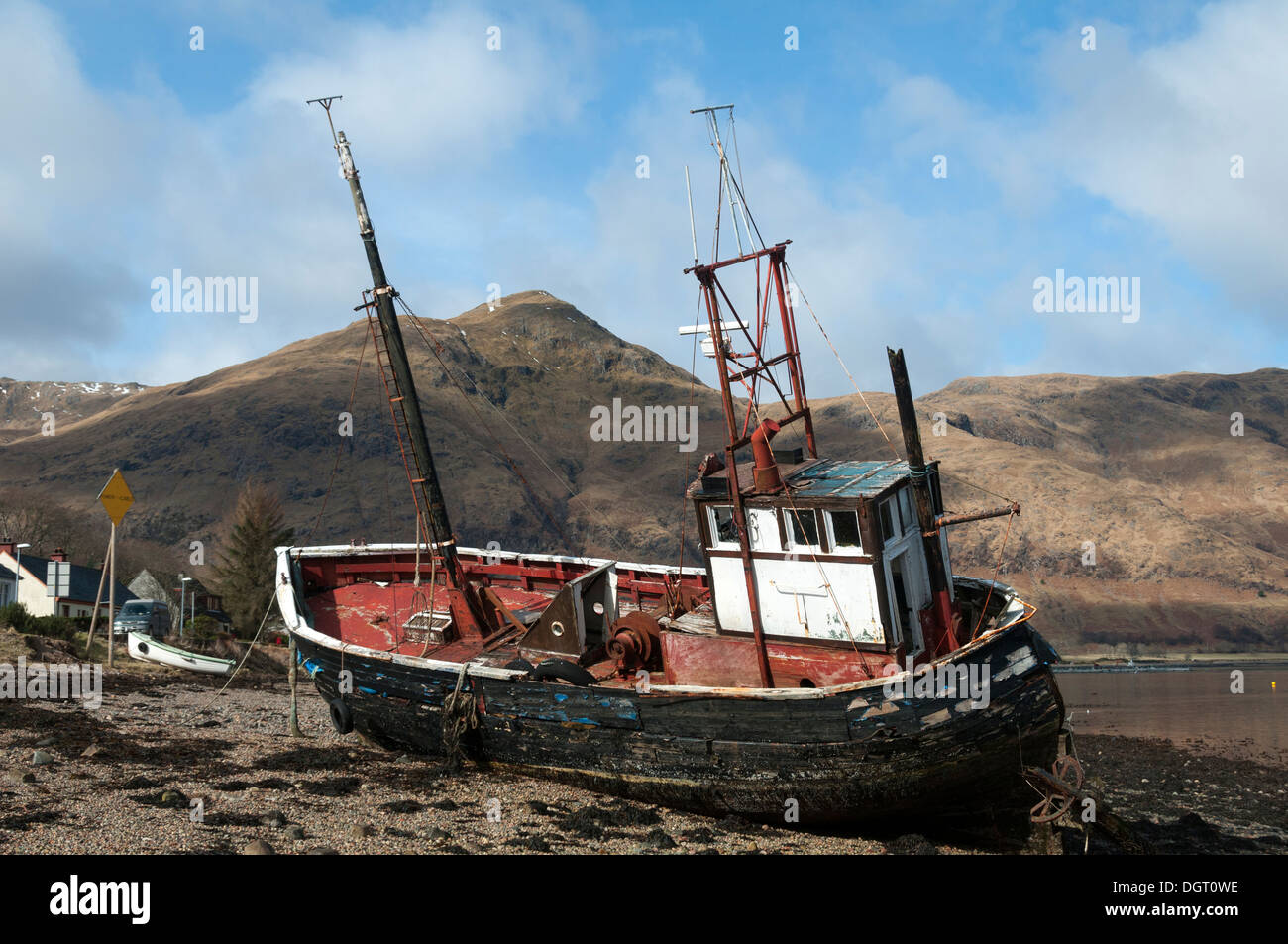 Spiaggiata barca con il picco di Sgurr na h-Eanchainne dietro. A Corran sul Loch Linnhe, Ardgour, regione delle Highlands, Scotland, Regno Unito. Foto Stock