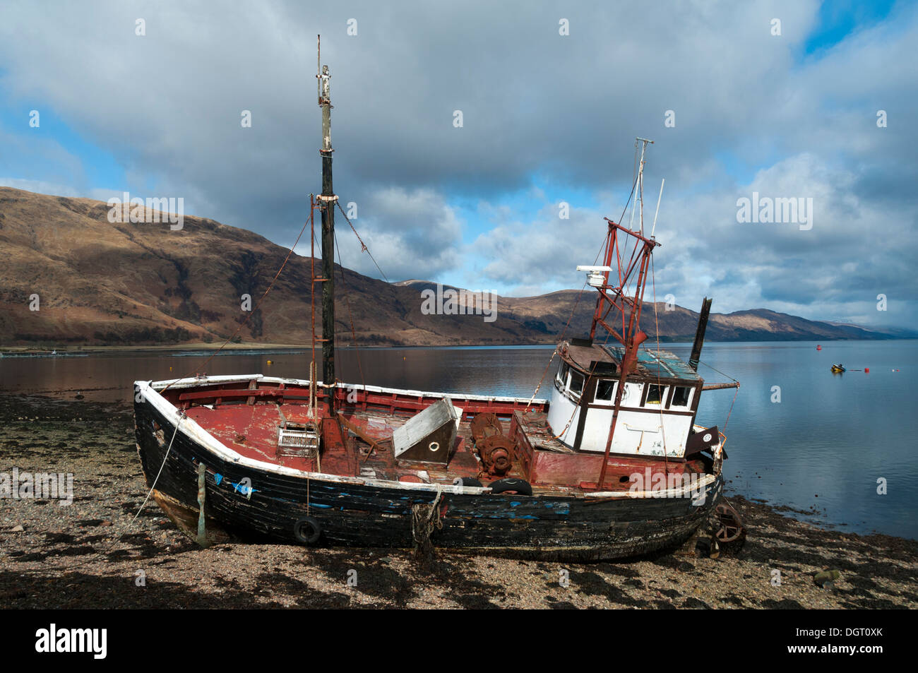 Spiaggiata barca a Corran sul Loch Linnhe, Ardgour, regione delle Highlands, Scotland, Regno Unito. Foto Stock