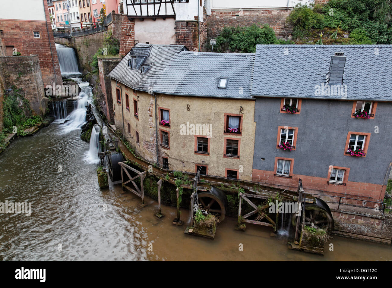 Un mulino con 3 ruote di mulino sul fiume Leukbach, Saarburg, Renania-Palatinato Foto Stock