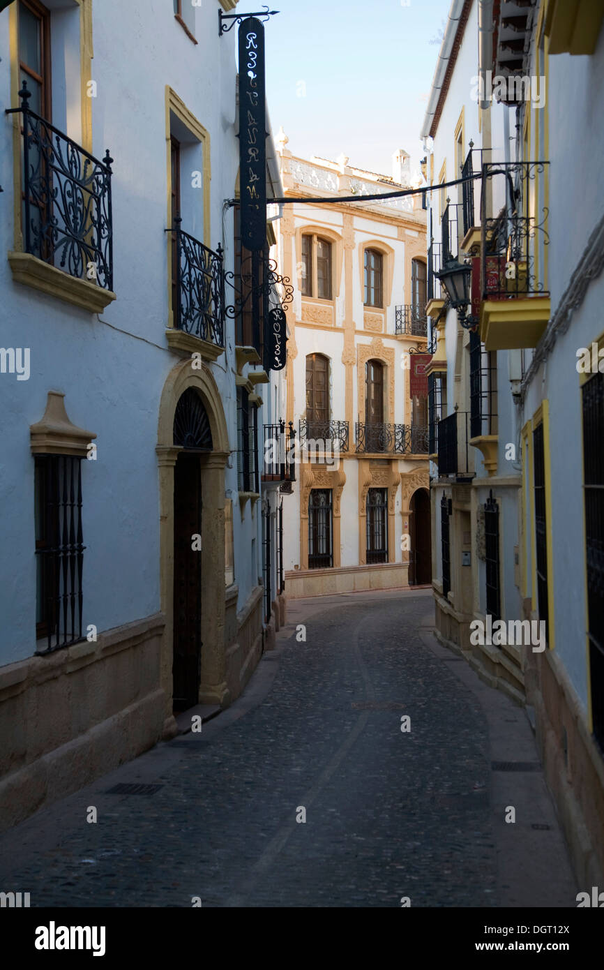 Edifici storici strette Tenorio street old city Ronda Spagna Foto Stock