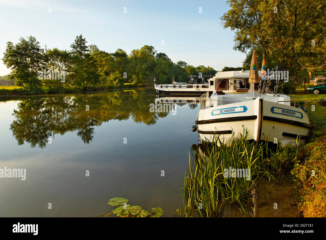 Case galleggianti sul fiume Seille, porto di Cuisery, Turnus, regione Borgogna, dipartimento di Saône-et-Loire, Francia, Europa Foto Stock