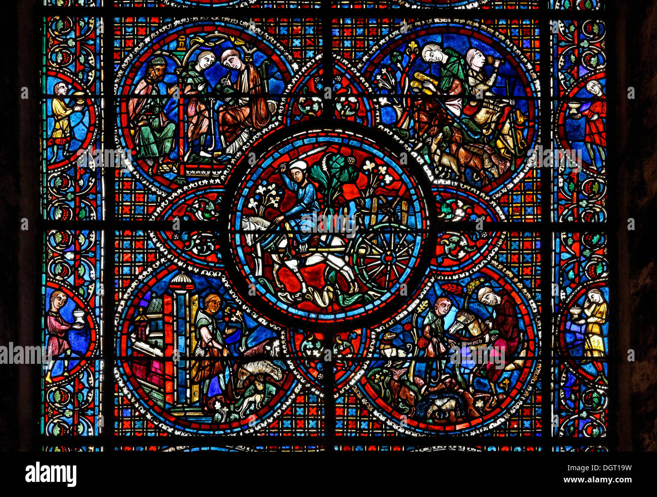 La cattedrale di Chartres, finestra del nord nella navata, carrello con botti da vino, Ile de France, dipartimento dell'Eure-et-Loir Foto Stock