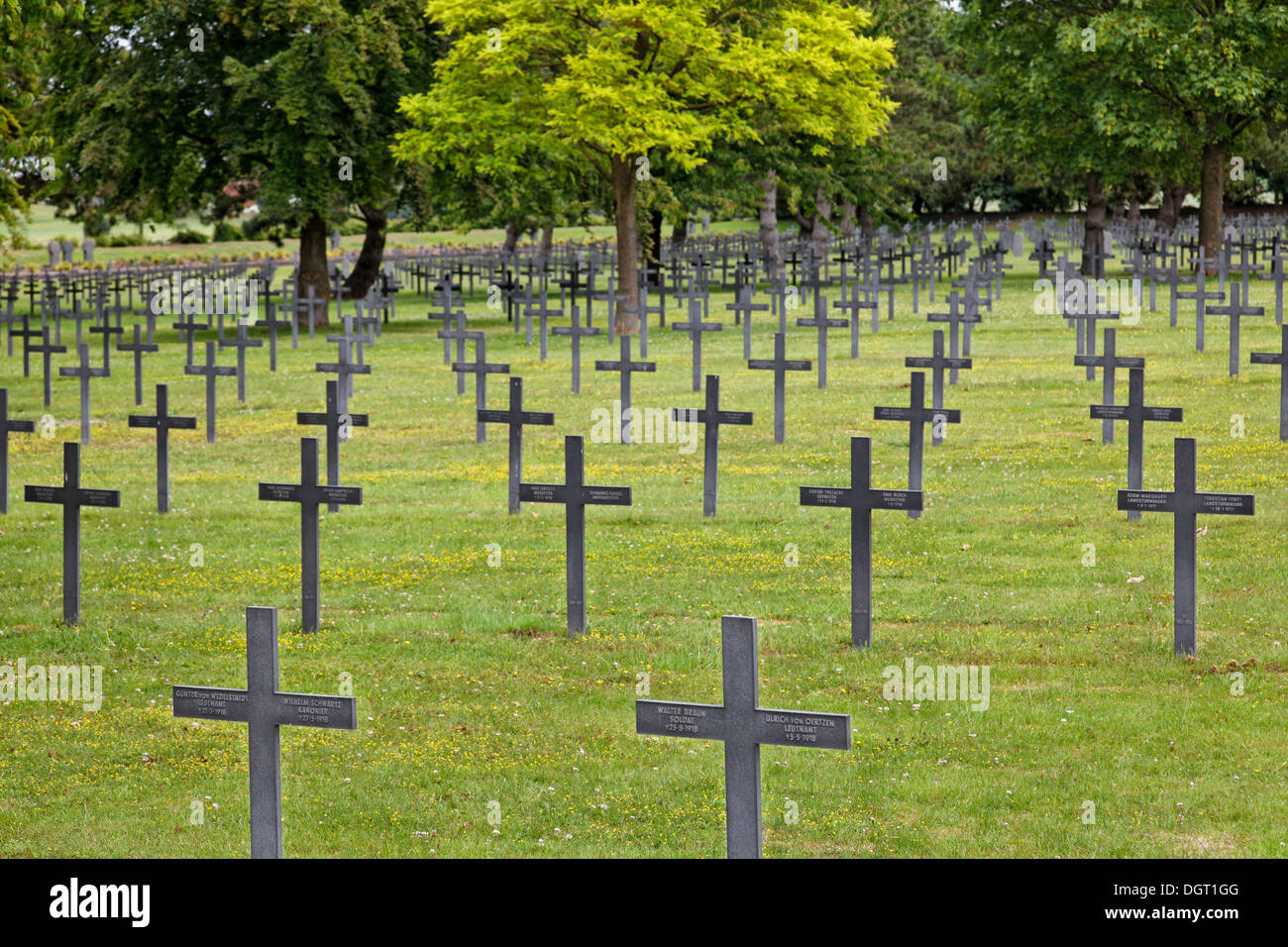 Cimitero di Guerra Tedesco con 44,833 tombe dalla Prima Guerra Mondiale in Neuville-Saint-Vaast, Arras, dipartimento di Pas-de-Calais Foto Stock
