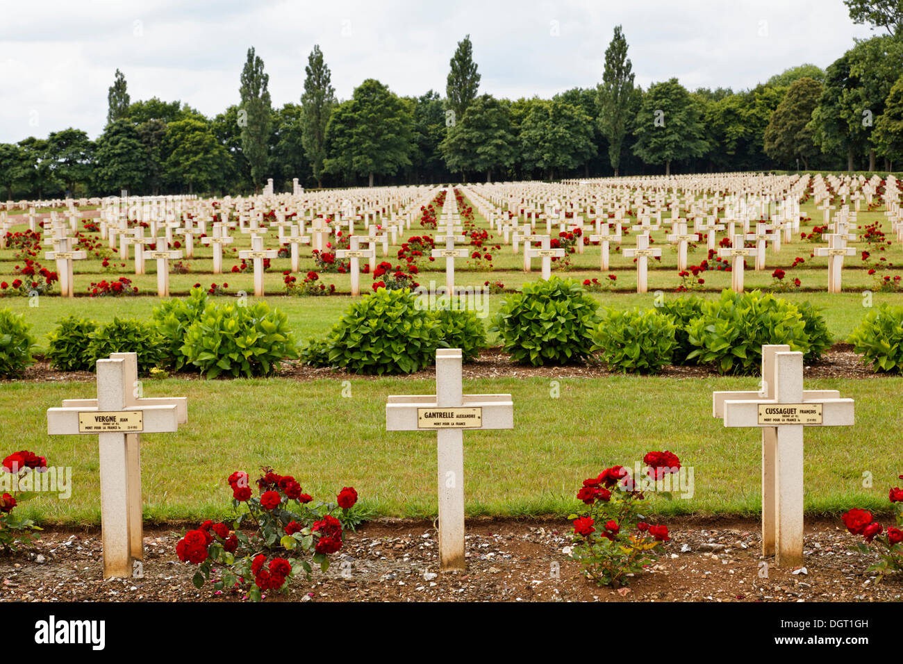 Nazionale francese il Cimitero di Guerra di Notre Dame de Lorette, con oltre 40.000 tombe dalla I Guerra Mondiale, Ablain-Saint-Nazaire, Arras Foto Stock