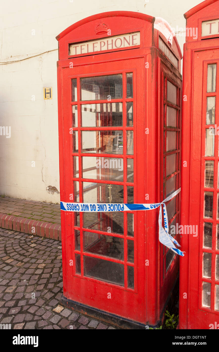 La polizia della scena del crimine il nastro avvolto intorno a una cabina telefonica, Newark on Trent, Nottinghamshire, England, Regno Unito Foto Stock
