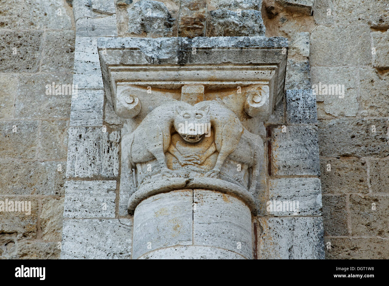 Sant'Antimo, capitale Romana sulla facciata ovest, Castelnuovo del Abate, Montalcino, Regione Toscana, provincia di Siena, Italia Foto Stock