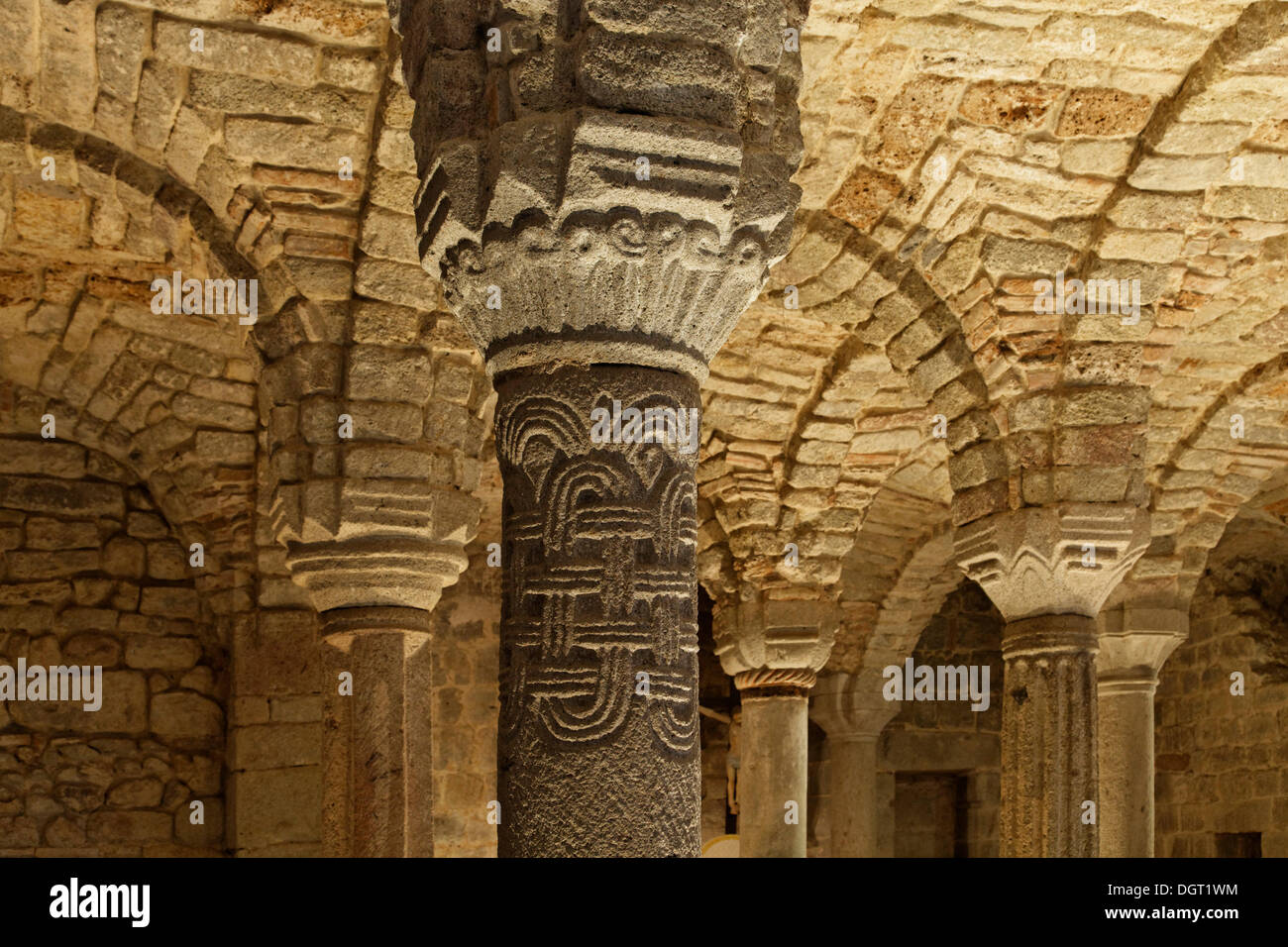 Simbolica nodo gordiano, Lombard cripta del VIII secolo, Abbadia di San Salvatore monastero chiesa, situato ai piedi del Foto Stock