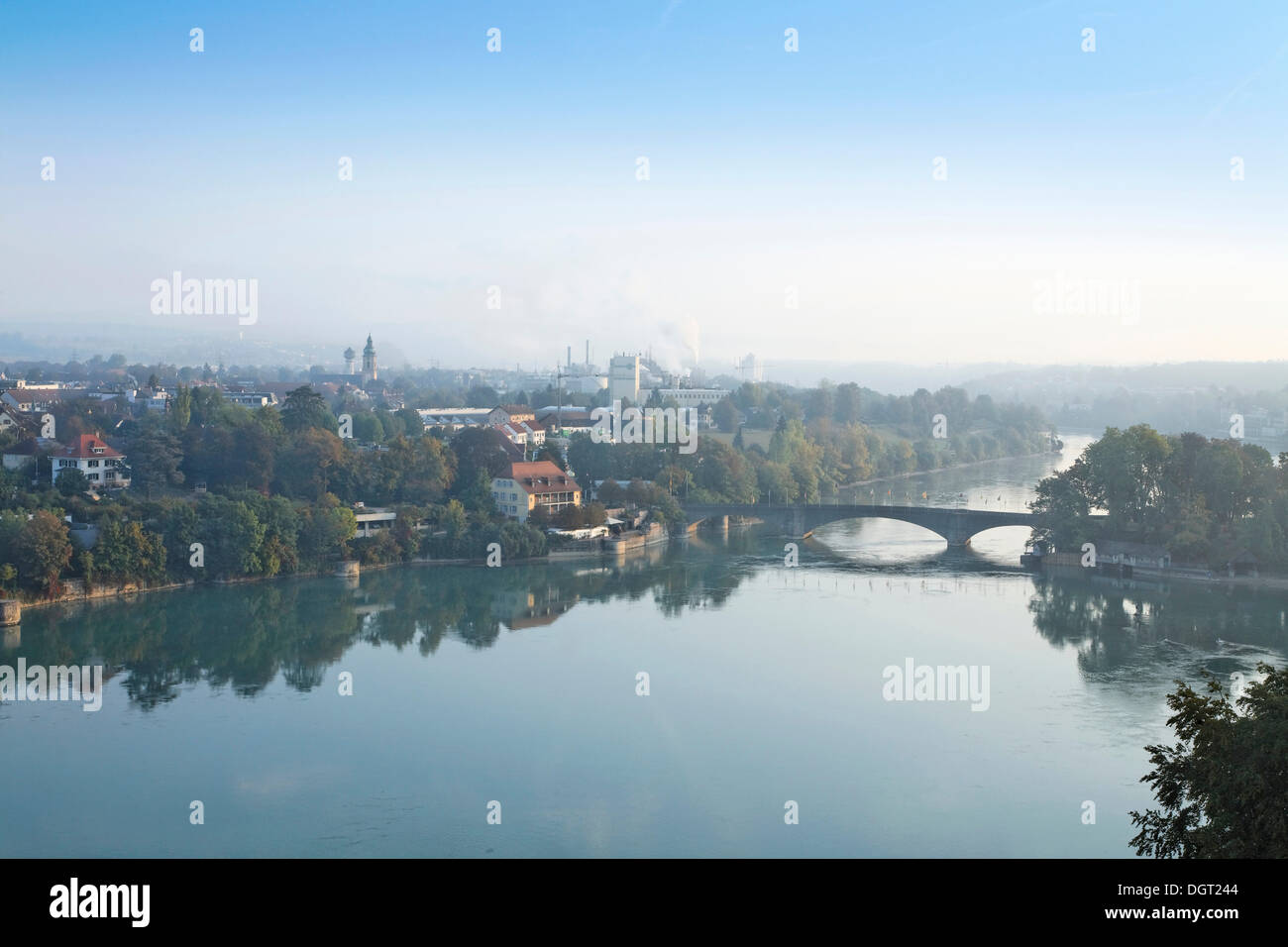 Vista di Rheinfelden e il ponte Rheinbruecke come si vede dal silo della ex birreria cardinale a Rheinfelden Foto Stock