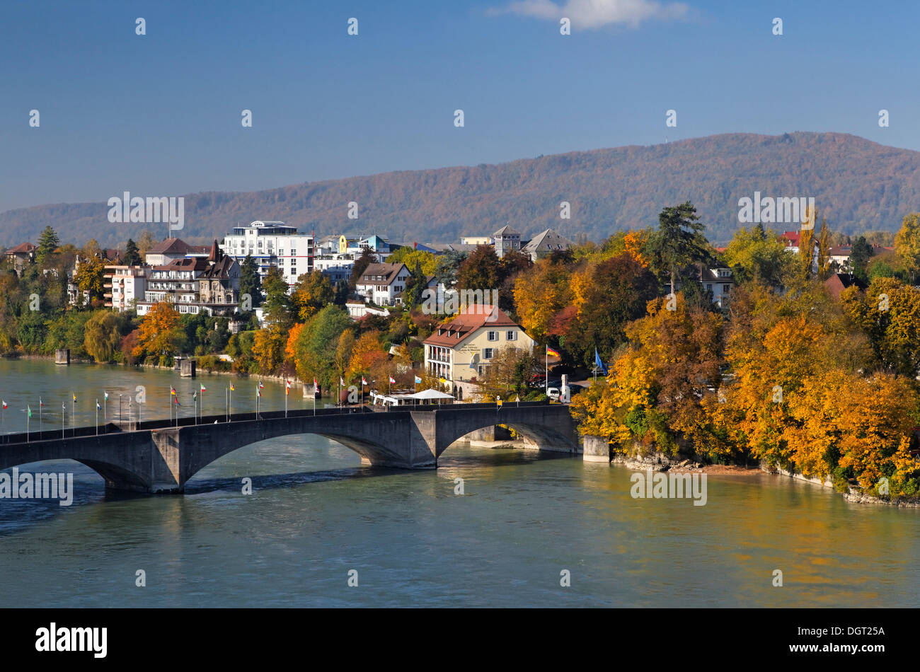 Vista dalla torre del municipio di Rheinfelden - AG, guardando verso ovest sopra i tetti di Rheinfelden - AG verso il Foto Stock