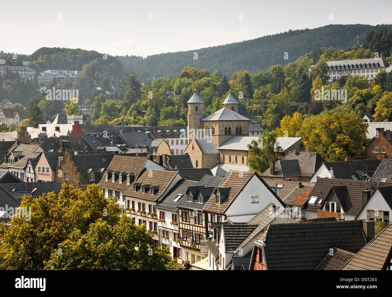 Bad Muenstereifel, il quartiere storico e la chiesa di San Crisante e Daria, Via di San Giacomo tra Colonia e Treviri Foto Stock