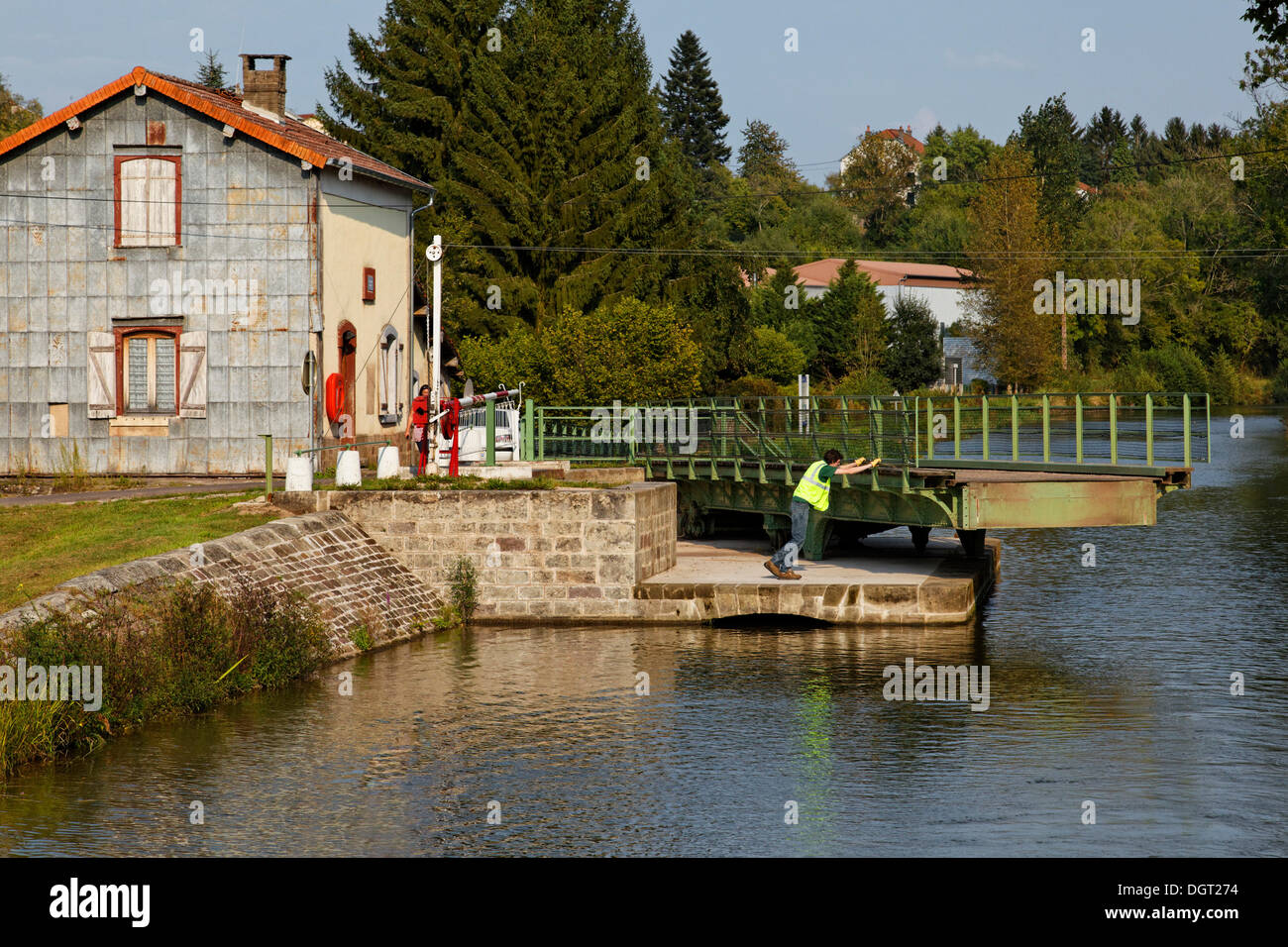 Ponte girevole e custode&#39;s house sul Canal des Vosges, precedentemente Canal de l&#39;Est, Selles, Vesoul, Haute-Saône Foto Stock