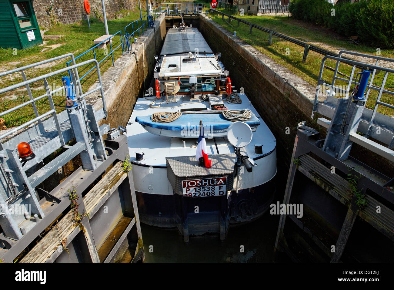 Freighter Giosuè a lock n. 41, Canal des Vosges, precedentemente Canal de l'Est, Fontenoy-le-Château, Epinal, Lorraine Foto Stock