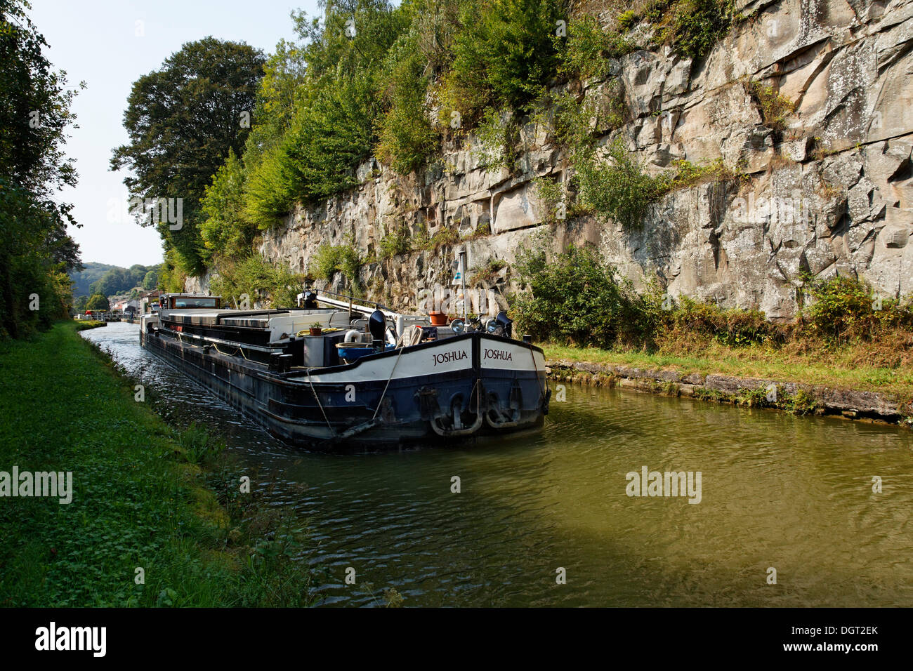 Freighter Joshua al rock cut-off passato lock n. 41, Canal des Vosges, precedentemente Canal de l'Est, Fontenoy-le-Château, Epinal Foto Stock