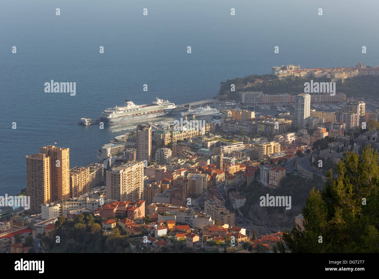 Vista sul Principato di Monaco, 'Mein Schiff 1' ormeggiata nel porto Foto Stock