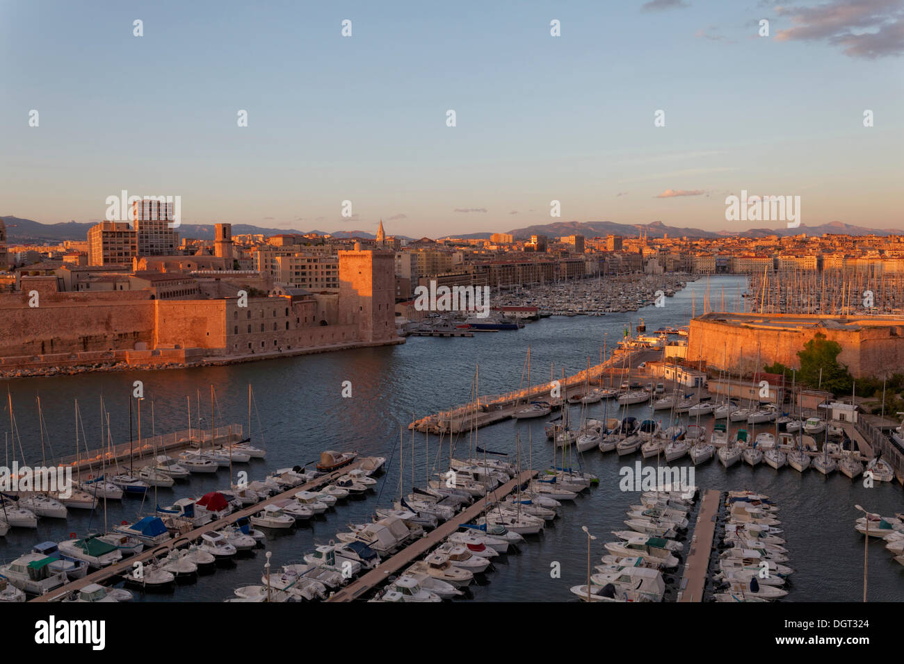 Entrata del porto vecchio con il Fort Saint-Jean, a sinistra e a Fort Saint-Nicolas, destra, atmosfera serale, centro storico, Marsiglia, Foto Stock