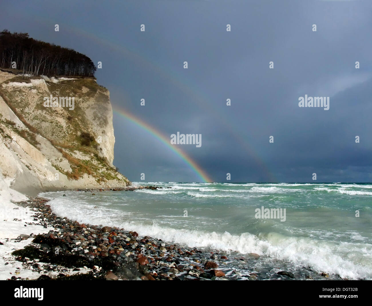 Doppio arcobaleno in Moens Klint chalk cliffs, Moen isola, Danimarca, Europa Foto Stock