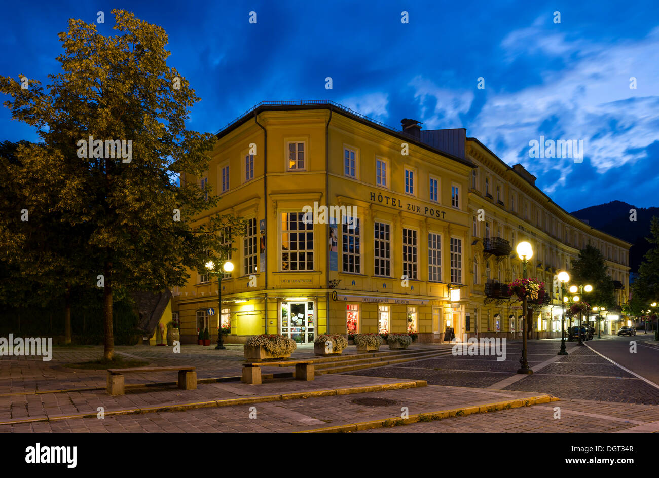Hotel zur Post, di notte, Bad Ischl, Salzkammergut, Austria, Europa Foto  stock - Alamy