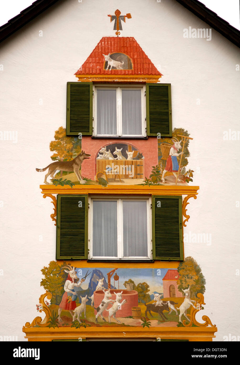 Lueftl Malerei con immagini da favola, il lupo e i sette giovani ragazzi, tradizionale pittura murale sul lato di una casa Foto Stock