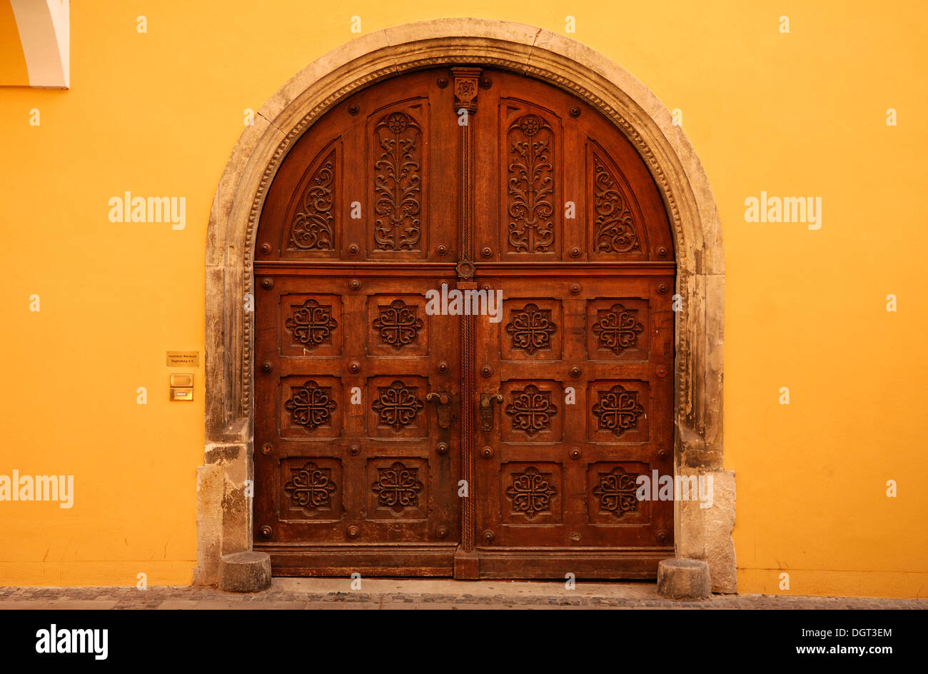 Il vecchio in modo decorativo in legno intagliato, porta Schwarze-Baeren-Str. 4, Ratisbona, Alto Palatinato, Bavaria Foto Stock