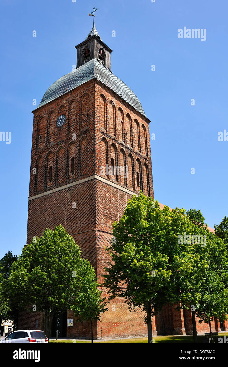 Torre di Santa Maria la Chiesa era originariamente un edificio in mattoni del XIII secolo, la torre dei lavori di rinnovo nel 1819, Ribnitz-Damgarten Foto Stock