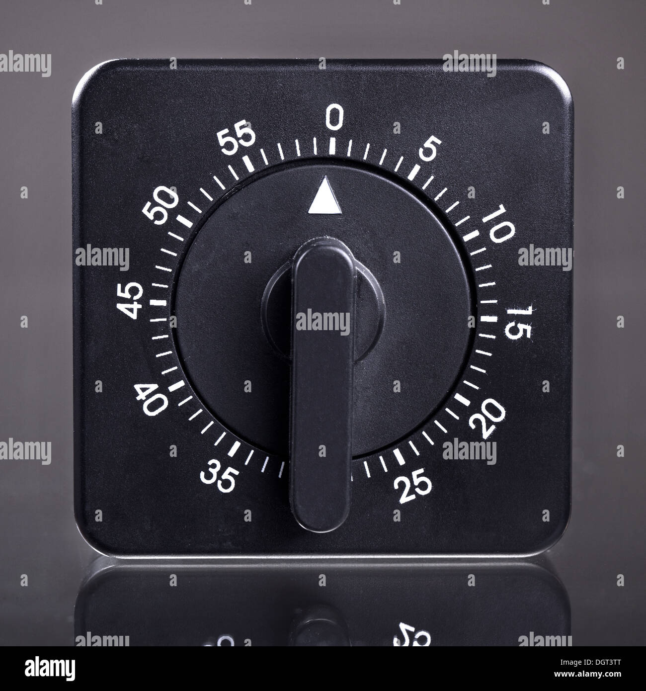 Uovo nero timer con una riflessione su sfondo grigio Foto Stock