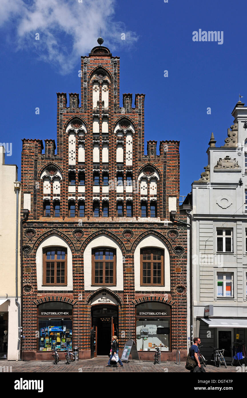 Una casa con un corvo-frontone a gradini, rosso mattone gotico, ex canonica dell'Heiligen-Geist-Hospital Clinic, XV secolo Foto Stock