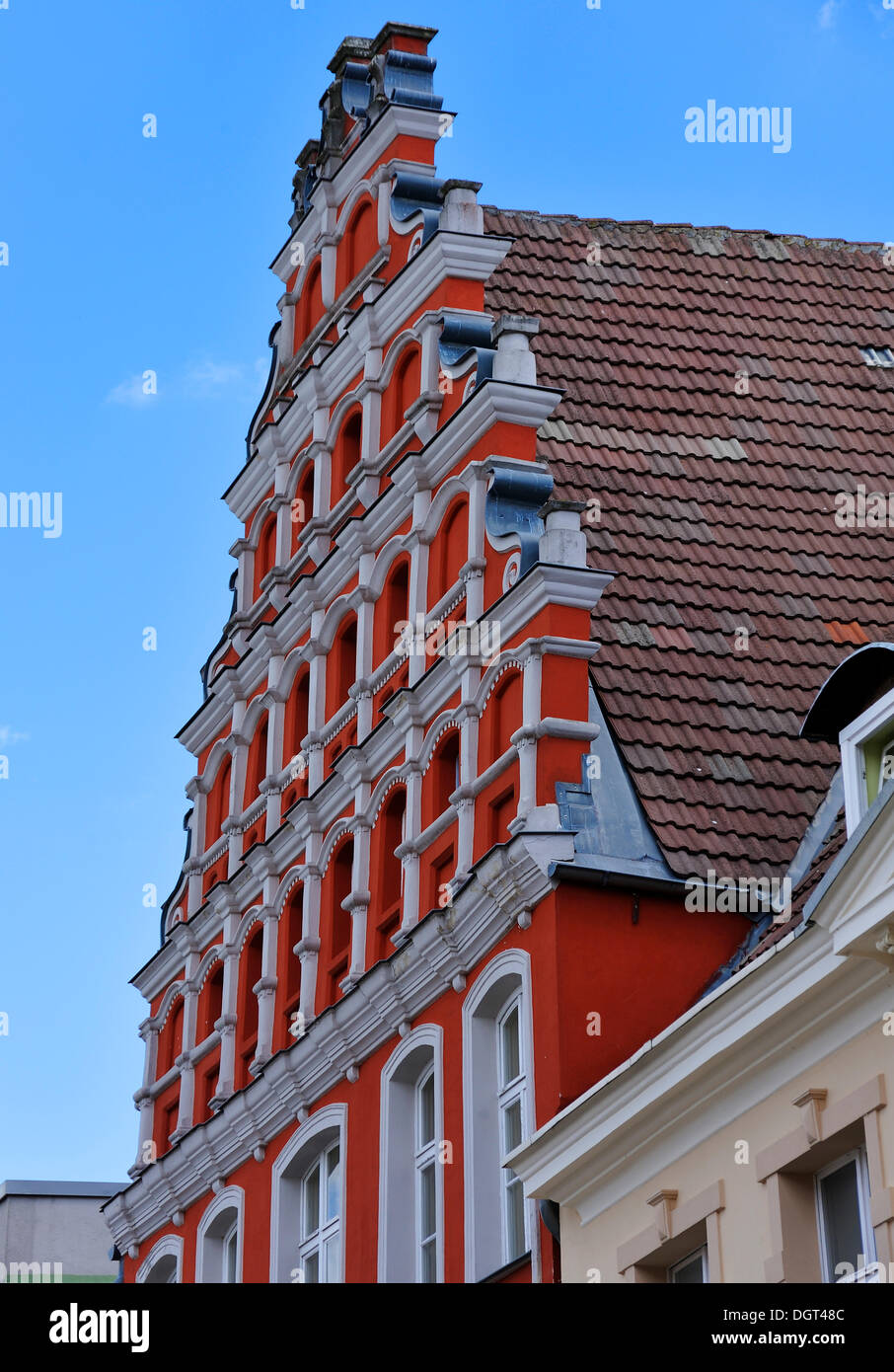 Un ornamentali timpano rinascimentale costruito nel XVI secolo, Knopfstrasse street, Greifswald, Meclemburgo-Pomerania Occidentale Foto Stock